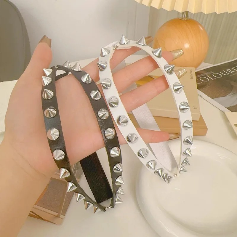 حزام فخذ نسائي بمسامير مخروطية - مراجعة Body Jewelry Art وسعره
